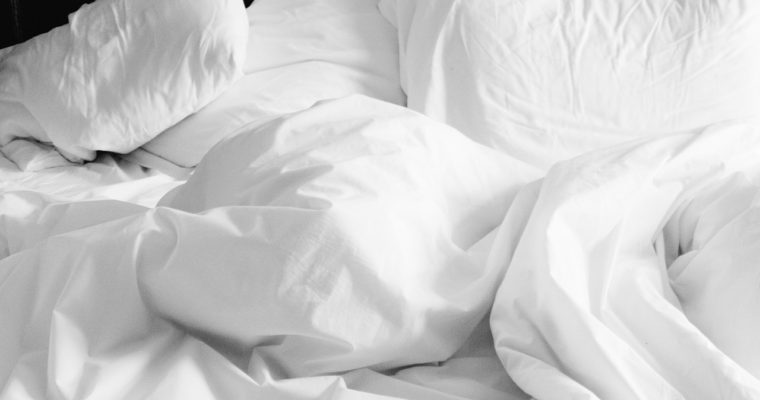 How to Keep Fitted Sheets From Coming off the Bed