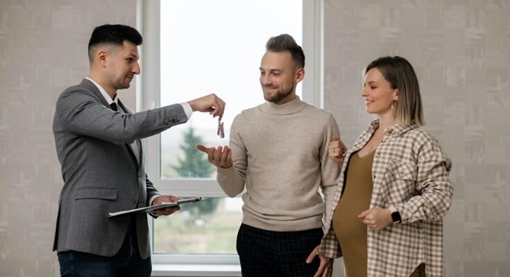 Selling Your House? 5 Reasons Why Working With A Real Estate Agent Is A SMART MOVE